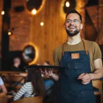 ¿Cuánto gana un mesero en California? Este es el salario base