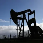 EE.UU. produce más petróleo, pero por qué la gasolina no baja