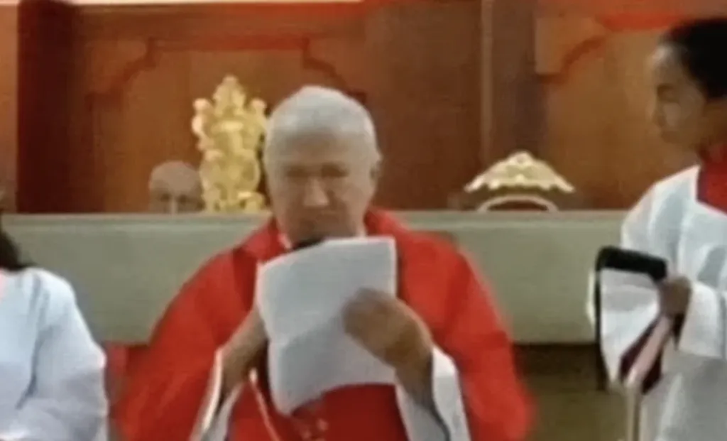 Obispo maltrata a una monaguilla en plena misa