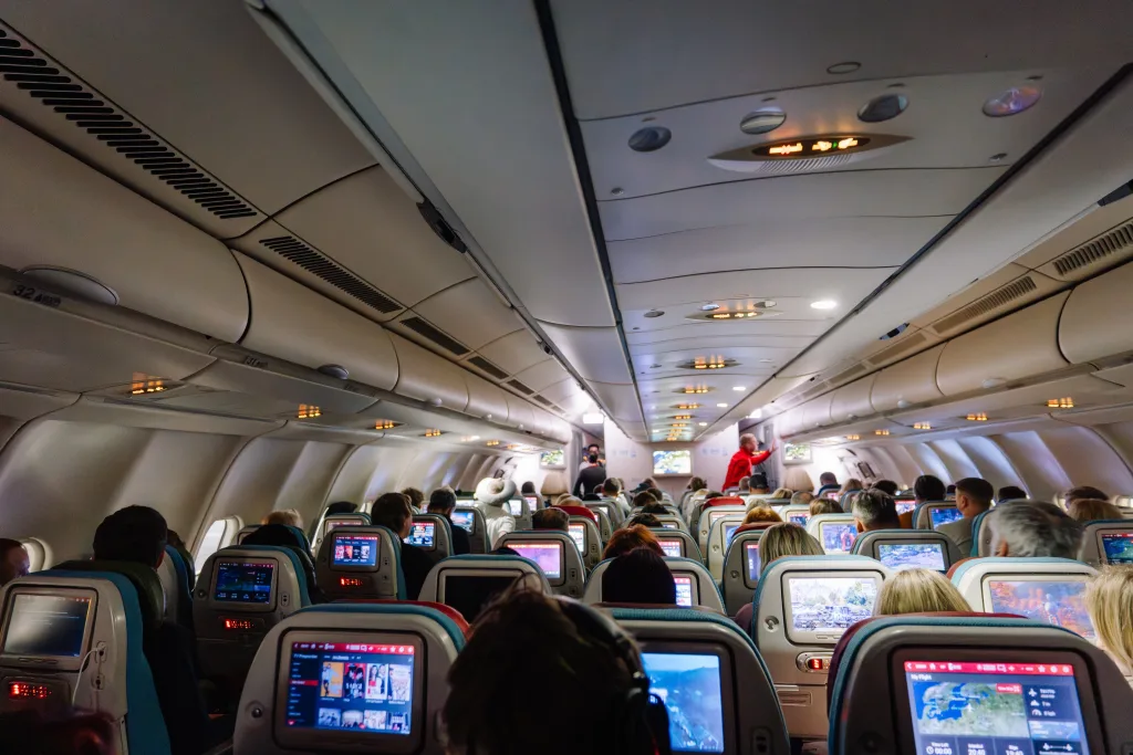 ¿Viajas pronto? Vuelos suben de precio por crisis del crudo