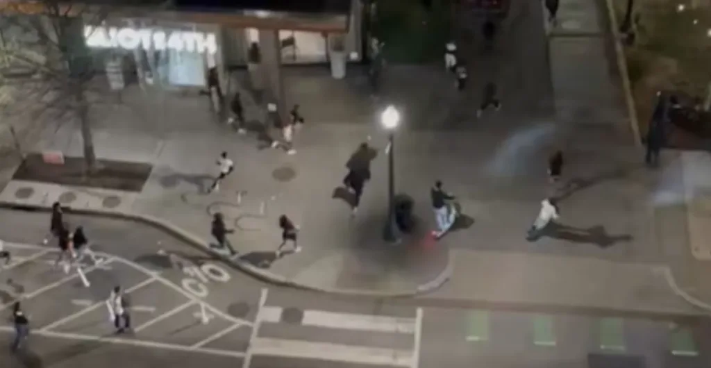 Washington D.C.: Adolescentes celebran fin de toque de queda