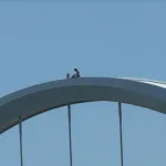 Activista suma tres días en lo más alto de un puente en Washington