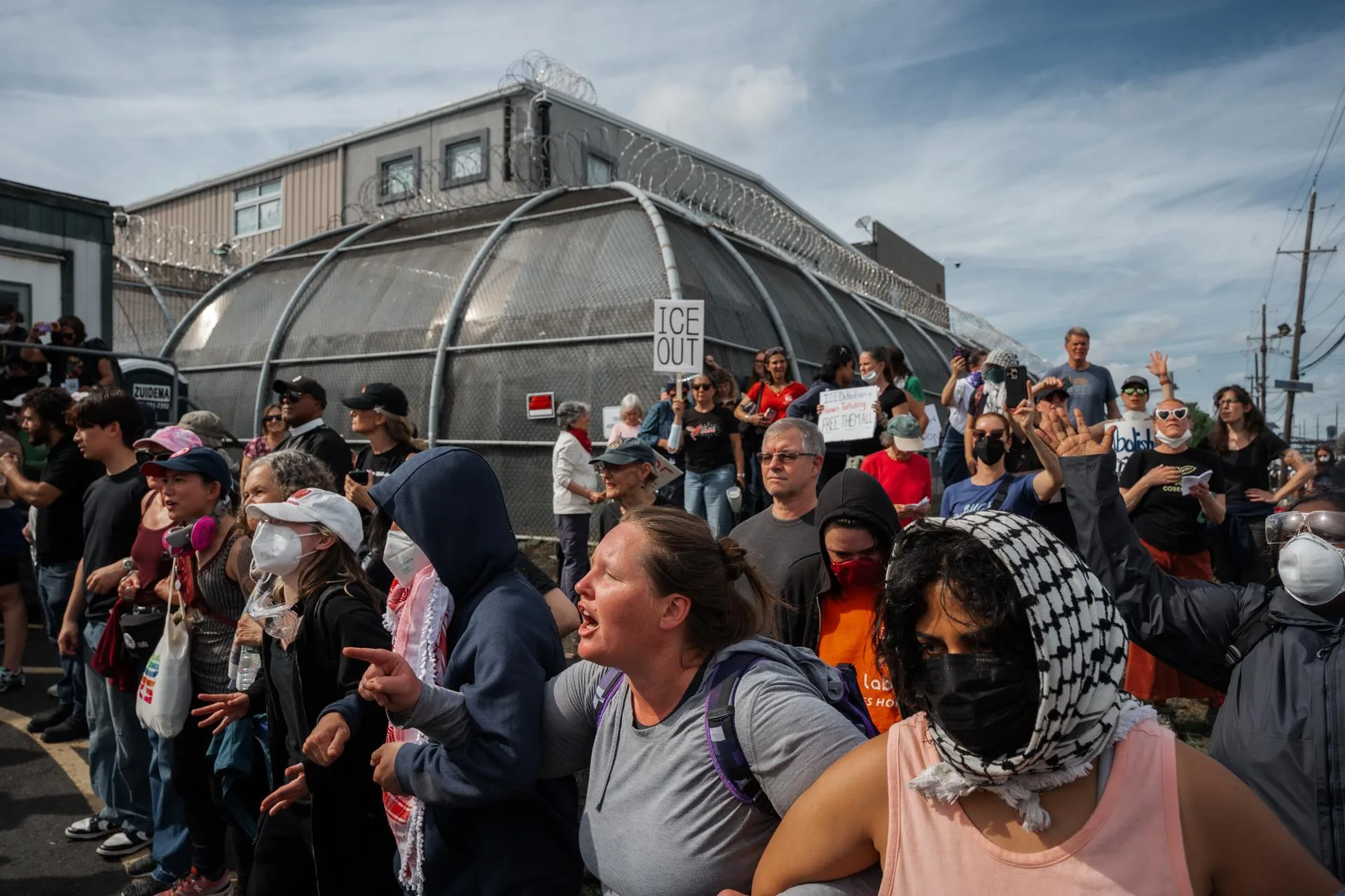 Choques prolongan huelga en el ICE