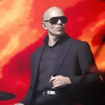 Pitbull busca romper el récord Guinness con calvas falsas