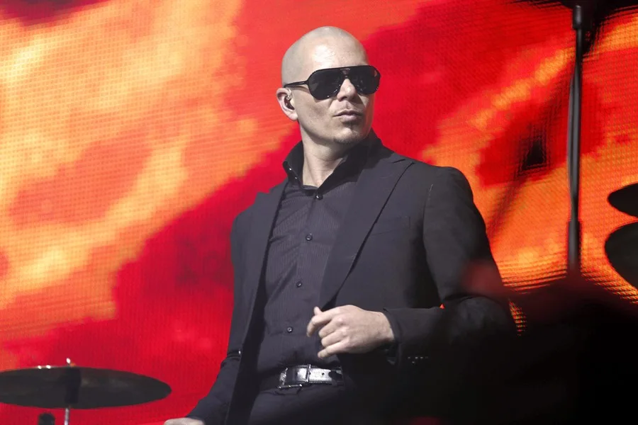 Pitbull busca romper el récord Guinness con calvas falsas