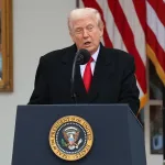 Trump dice ignorar el costo económico