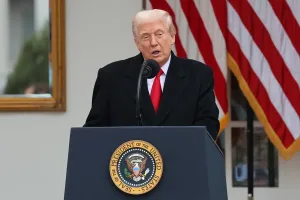 Trump dice ignorar el costo económico
