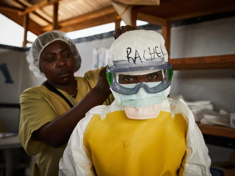 EN PORTADA: ALERTA EN AEROPUERTOS EE.UU. invoca el Título 42 para limitar la entrada de provenientes de países con epidemia de ébola.