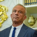 RFK Jr. sorprende al atrapar serpientes con sus propias manos