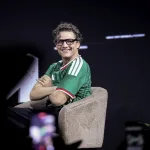 Pedro Pascal sorprende en Disneyland vestido de Mandalorian
