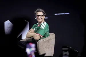 Pedro Pascal sorprende en Disneyland vestido de Mandalorian