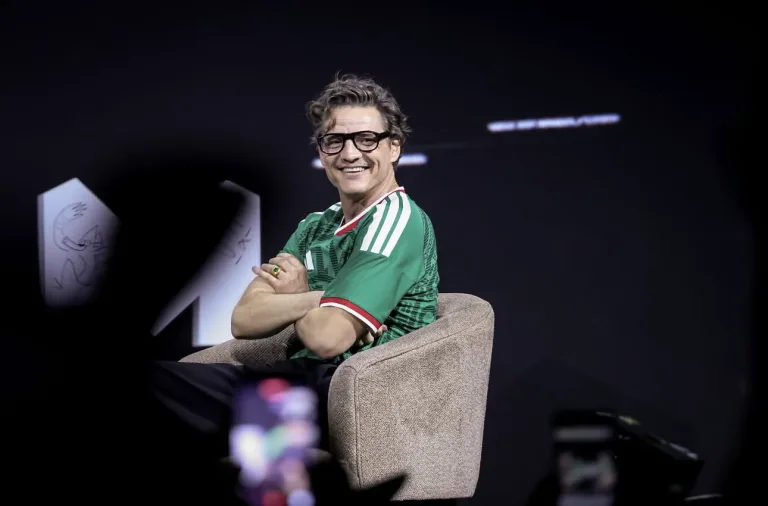 Pedro Pascal sorprende en Disneyland vestido de Mandalorian