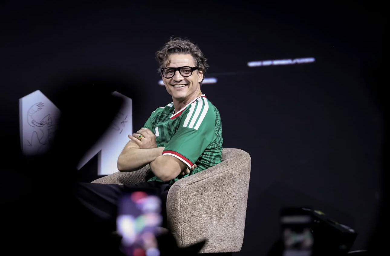 Pedro Pascal sorprende en Disneyland vestido de Mandalorian