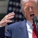 Estatua dorada de Trump en Florida desata polémica