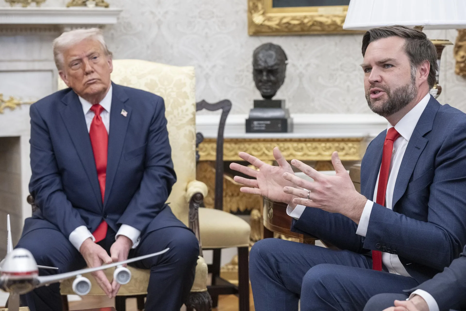 Trump arremete contra demócratas en su mensaje del Memorial Day
