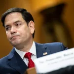 Marco Rubio exhibe a Trump