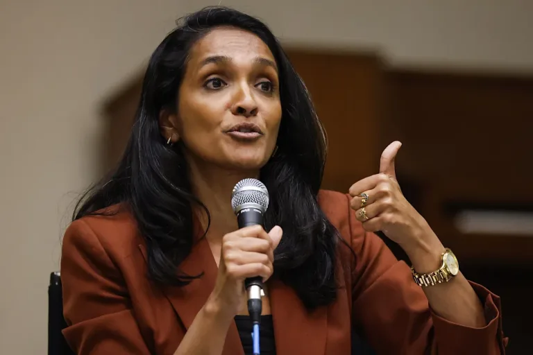 Nithya Raman y Karen Bass se medirán