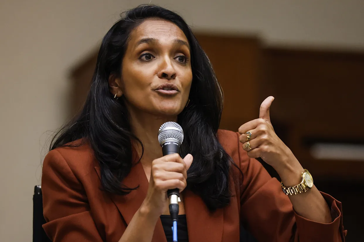 Nithya Raman y Karen Bass se medirán
