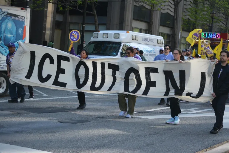 EN PORTADA: CAOS EN NEWARK Newark presentará demanda para clausurar el centro de ICE en Delaney Hall ante protestas