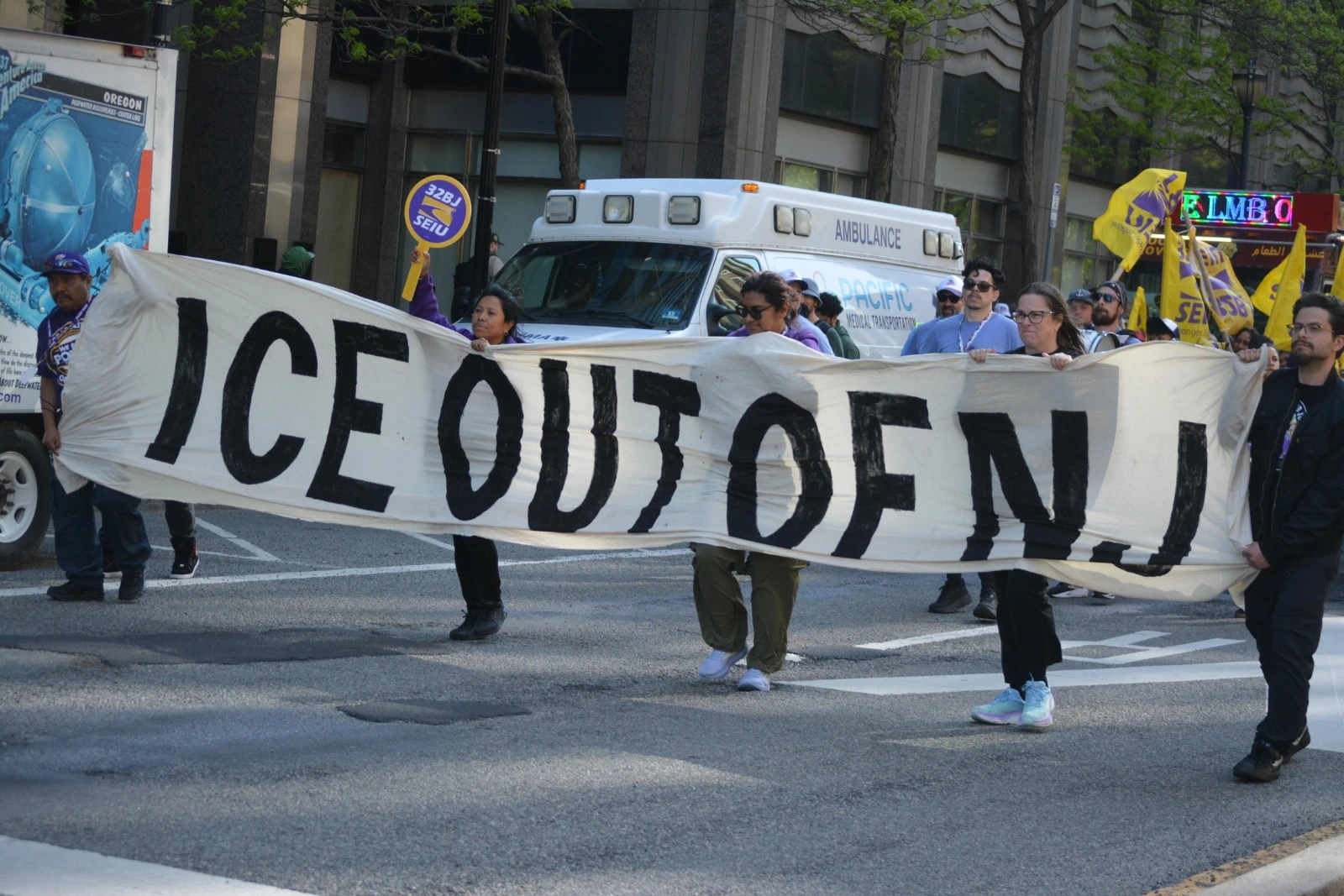 EN PORTADA: CAOS EN NEWARK Newark presentará demanda para clausurar el centro de ICE en Delaney Hall ante protestas