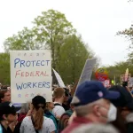 EN PORTADA: SIN GARANTÍAS LABORALES Trump ordena retirar garantías laborales a 8.000 funcionarios federales.