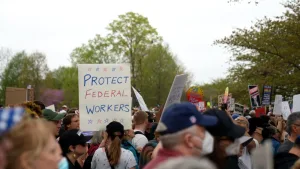 EN PORTADA: SIN GARANTÍAS LABORALES Trump ordena retirar garantías laborales a 8.000 funcionarios federales.