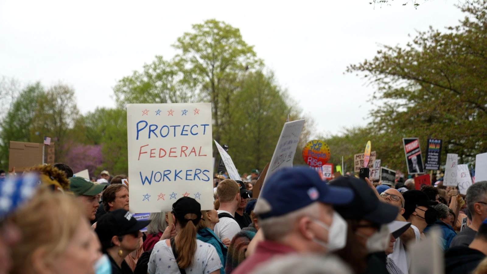 EN PORTADA: SIN GARANTÍAS LABORALES Trump ordena retirar garantías laborales a 8.000 funcionarios federales.