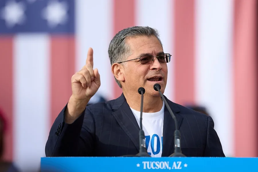 Xavier Becerra lidera primarias