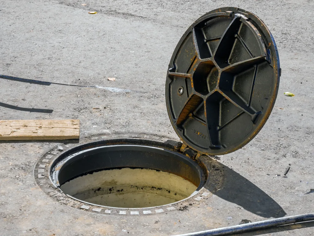 Investigan a hombres que entran y salen de alcantarillas en Brooklyn