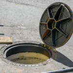 Investigan a hombres que entran y salen de alcantarillas en Brooklyn