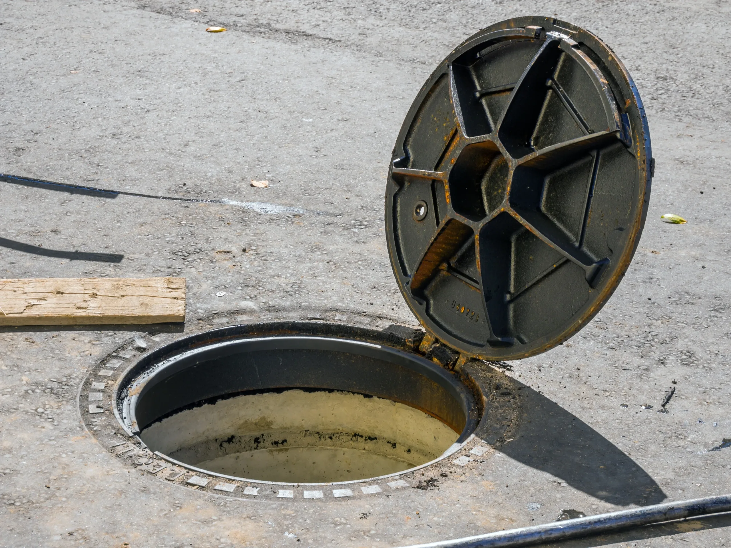 Investigan a hombres que entran y salen de alcantarillas en Brooklyn
