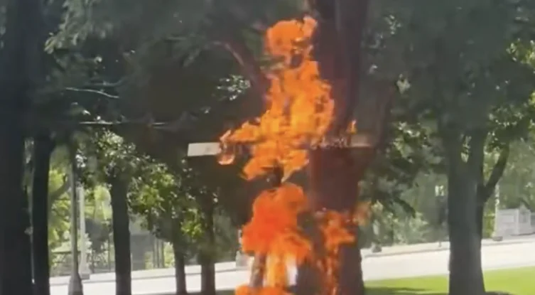 Pánico en parque de Chicago por enorme cruz en llamas
