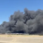 California: Incendio en almacén causa alerta por mal aire
