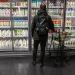 Inflación aleja a votantes latinos y afroamericanos de Trump
