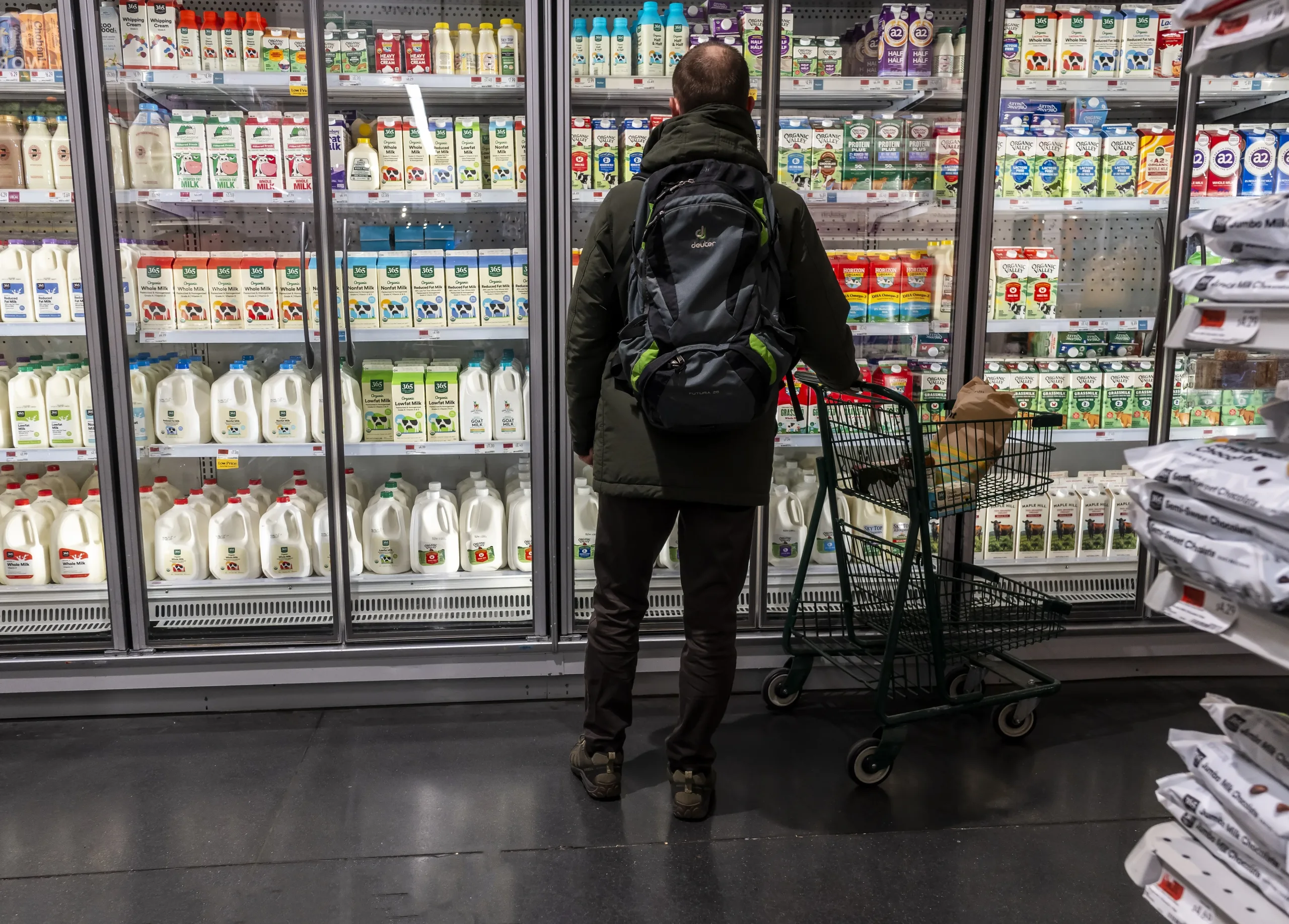 Inflación aleja a votantes latinos y afroamericanos de Trump